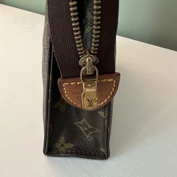 Louis Vuitton Monogram Pouch Toilette 19 - Picture 7 of 10